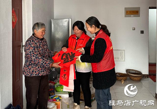 红纸翻飞写祝福 志愿接力暖寒冬