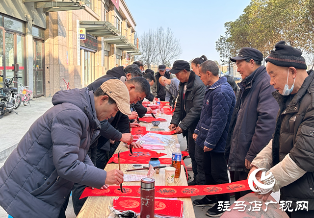 红纸翻飞写祝福 志愿接力暖寒冬