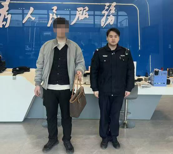 开发区公安:凌晨寻回遗失背包 暖心守护平安春节