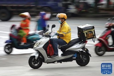 快递小哥送件途中撞人，赔偿责任谁承担？