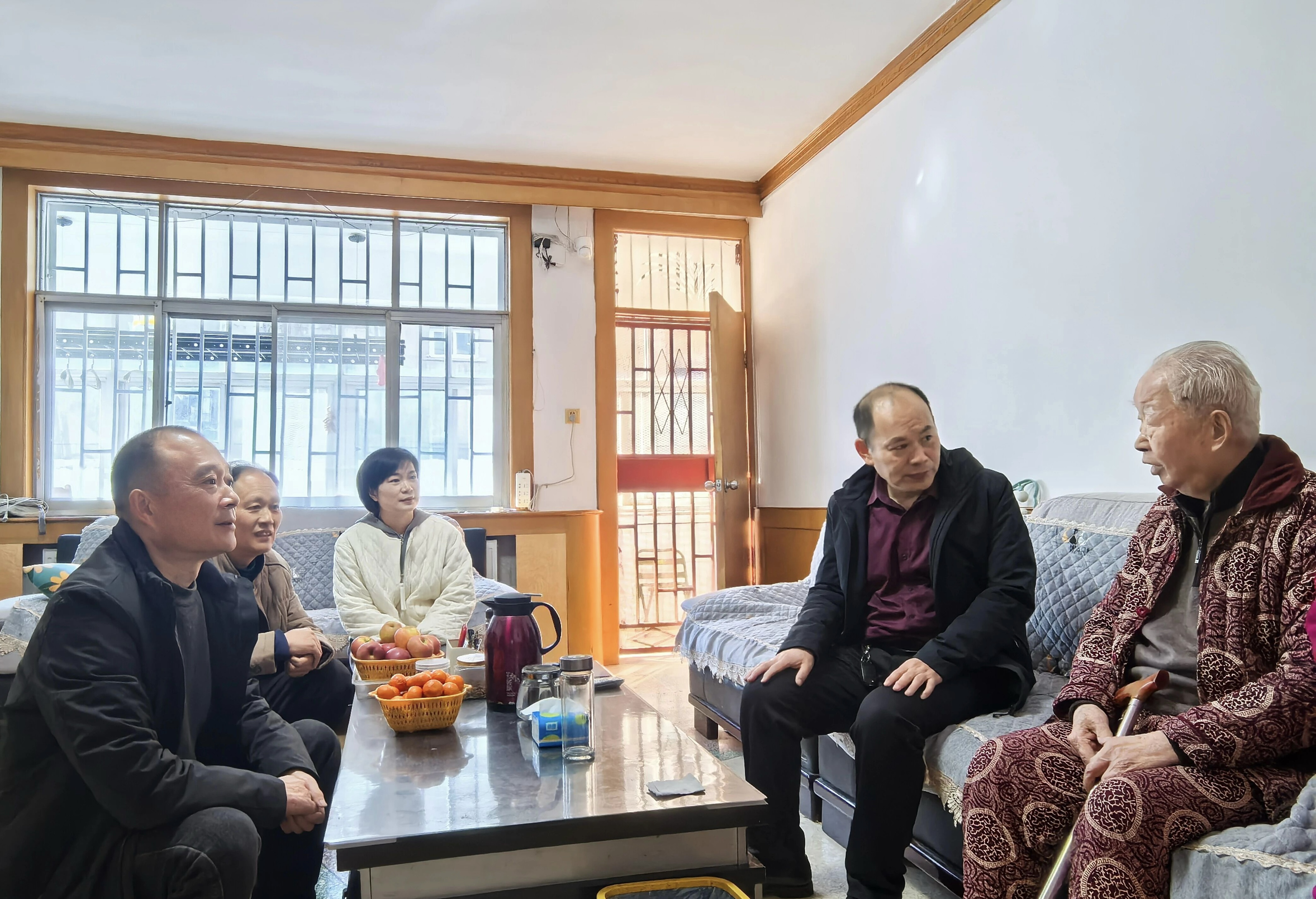 杏林薪火传 新春送福至 |  驻马店市第二中医院开展2026年春节前夕走访慰问老同志活动