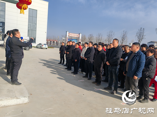 平舆县李屯镇:入企观摩搭桥梁 现场签约促就业