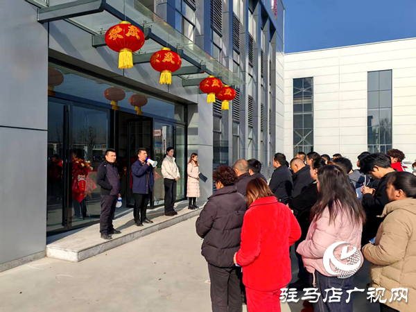 平舆县李屯镇:入企观摩搭桥梁 现场签约促就业