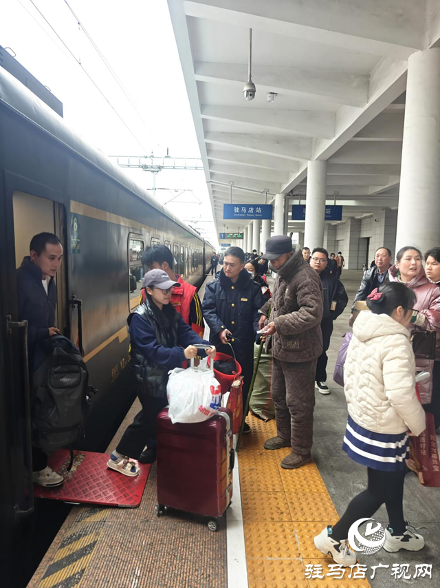 驻马店站工作人员暖心帮扶视障旅客平安出行