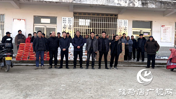平舆县阳城镇：寺埠口村爱心人士辛宇坤为困难群众捐赠生活物资