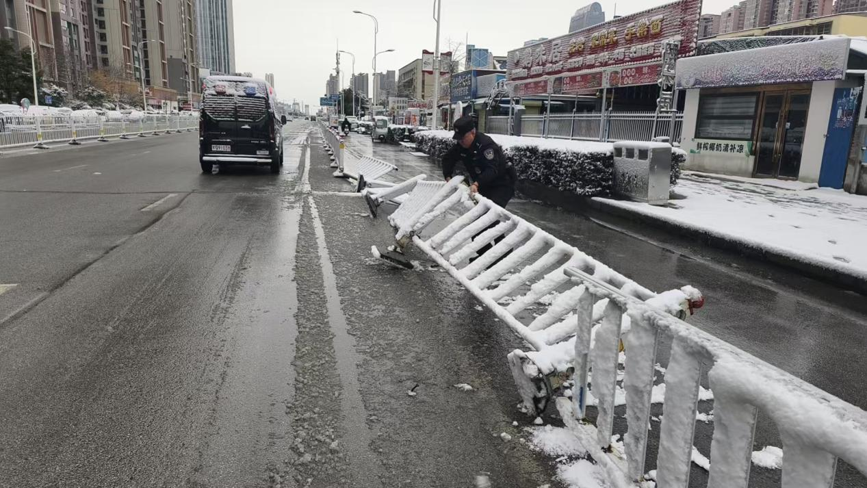 开发区：民警巡逻扶栏杆，护航出行显担当