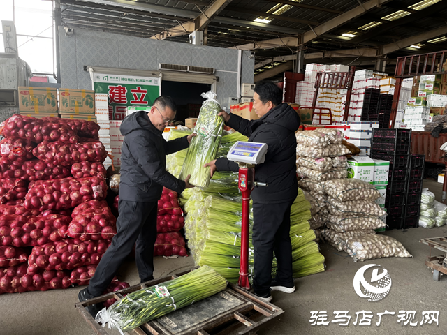 【春节我在岗】小小菜摊不打烊 守护市民“菜篮子”