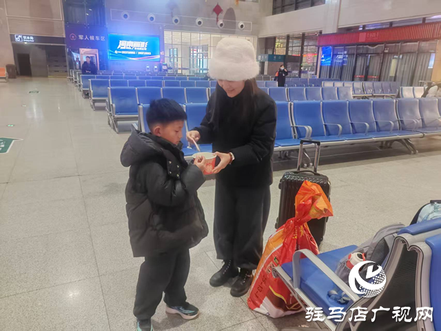 驻马店西站：饺子飘香年味浓 坚守岗位亦团圆