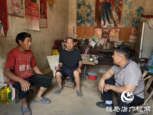 【天中光荣榜】2025年度盘点特辑——何文礼:拐杖丈量公益路 助人为乐模范何文礼