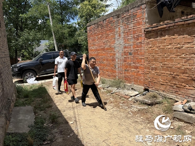 【天中光荣榜】2025年度盘点特辑——何文礼:拐杖丈量公益路 助人为乐模范何文礼