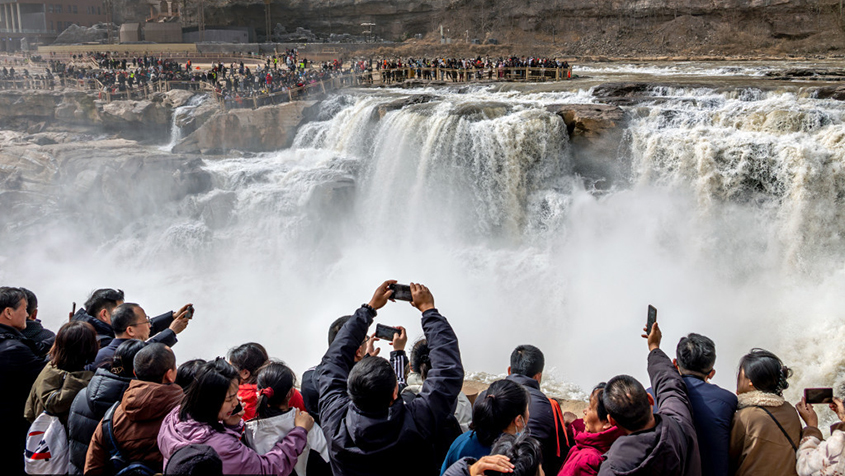 壶口瀑布冰凌消融气势磅礴