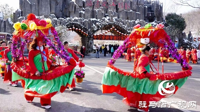 驻马店市文化馆陀舞艺术团新春系列演出亮相金顶山