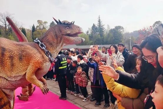 春节游河南，“马”上去遛娃