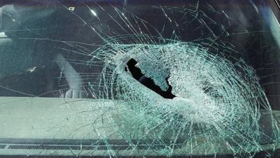 玻璃从天而降砸中违停车辆，谁来承担责任？