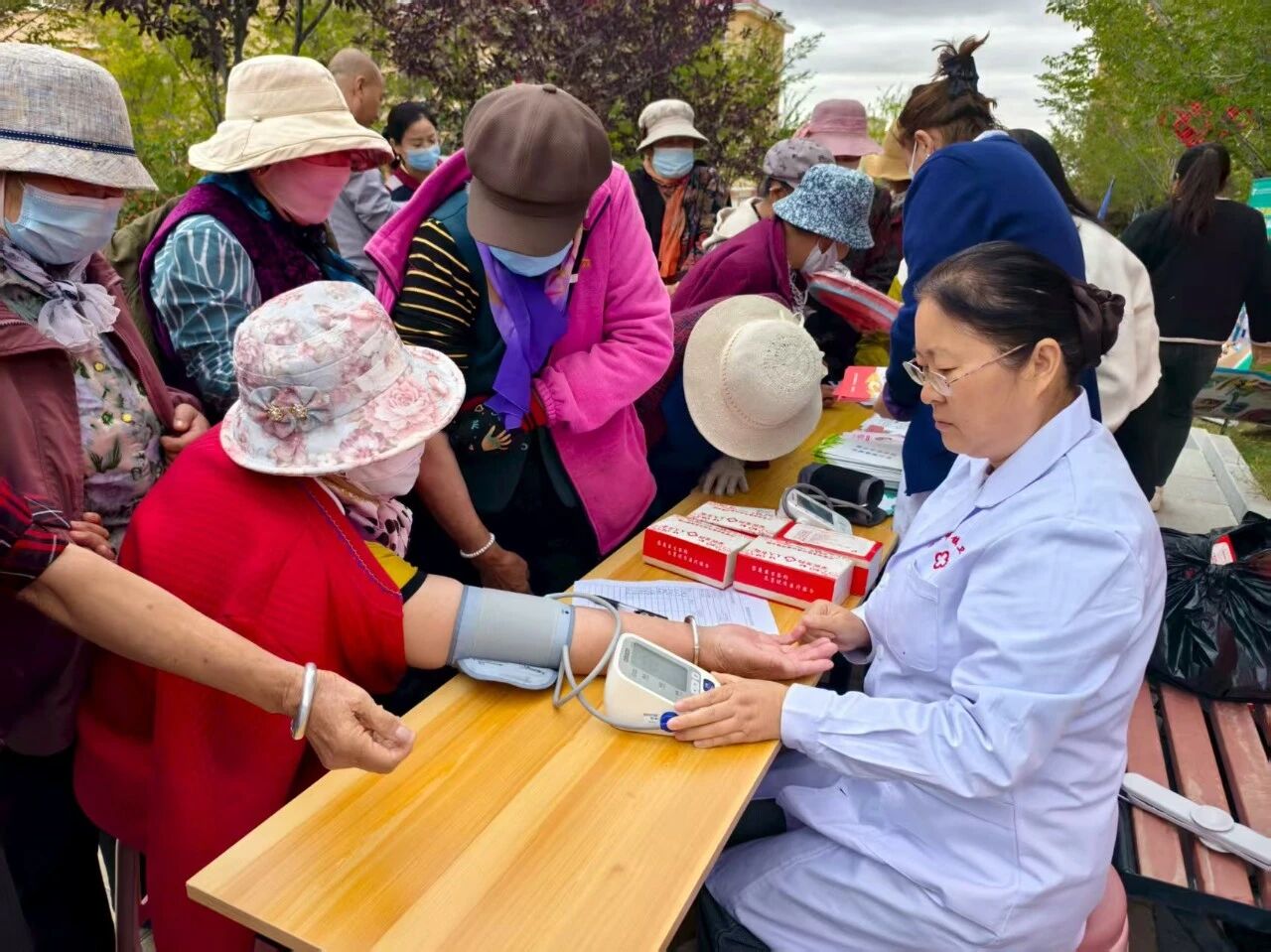 白衣映雪天山下，豫哈情满巴里坤&mdash;&mdash;驻马店市第一人民医院许立勤援疆纪实