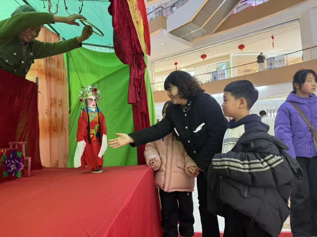 “天中华彩 福马迎春”——非遗过大年·2026年驻马店市非遗新春市集在玖隆茂购物公园热闹开市！