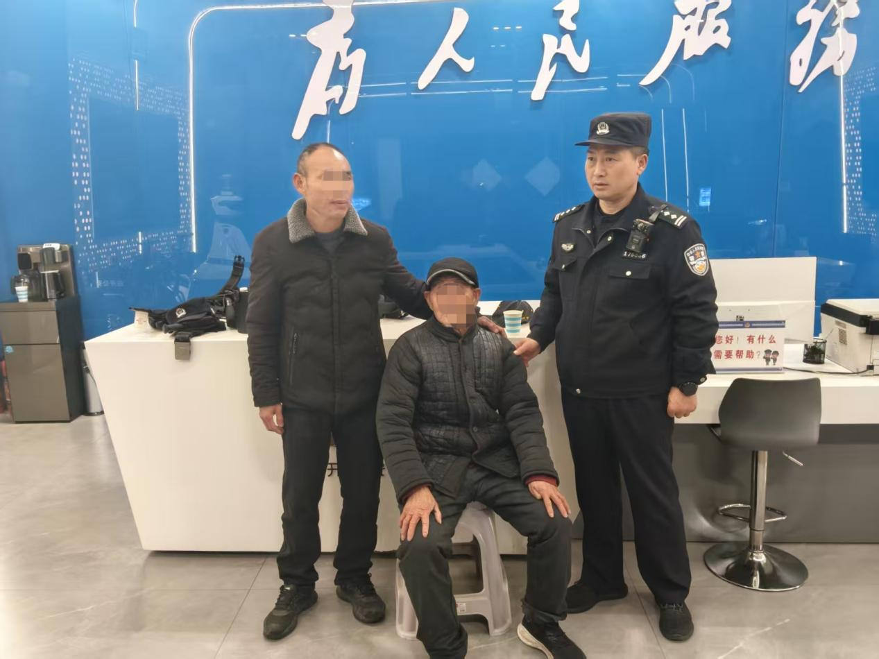 开发区：寒夜里的“警”色 民警暖心照亮走失老人回家路