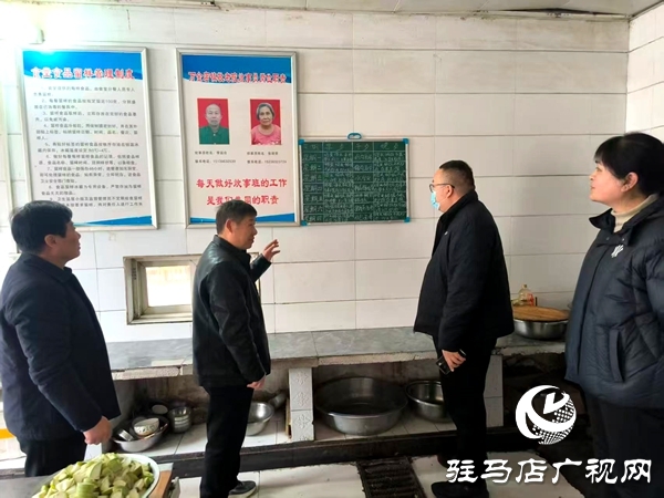 平舆县万金店镇纪委检查敬老院消防及食品安全工作