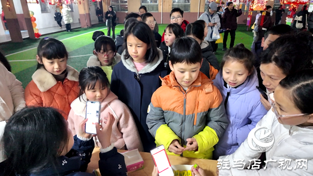 创意花灯映马年 童心共续中华情