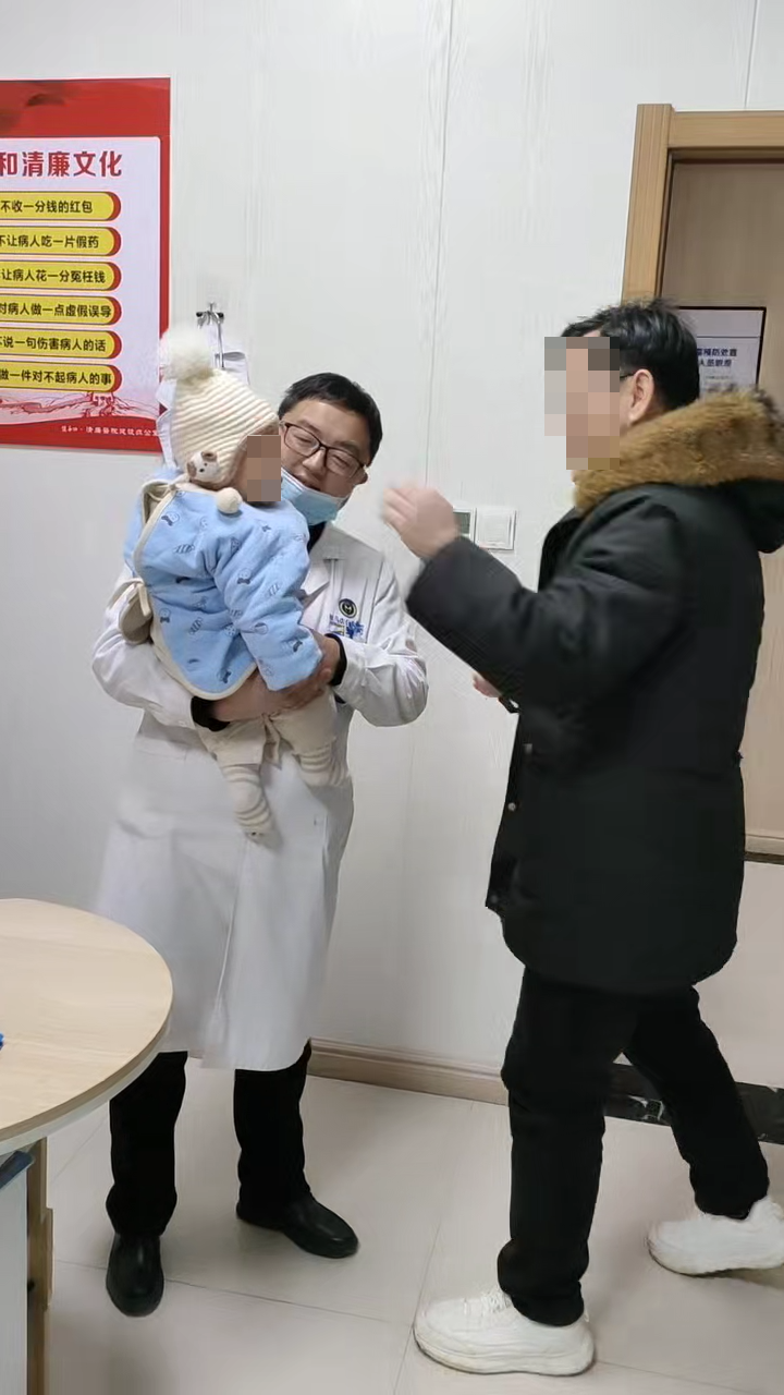 驻马店佳和医院急诊室里的暖心瞬间：医者仁心，不止于治病