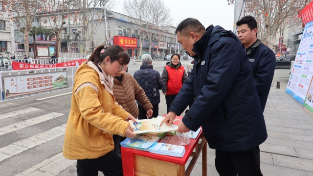 国网泌阳县供电公司：开展优化营商环境集中宣传活动