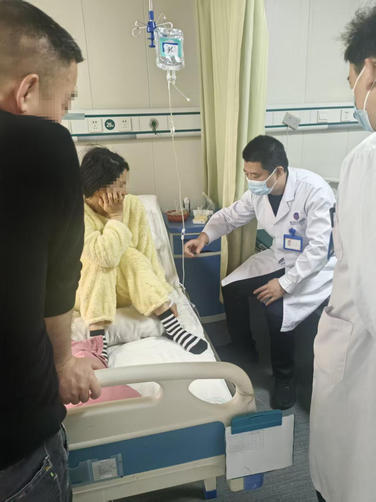驻马店佳和医院医生查房先唠家常，耐心沟通化解患者术后焦虑