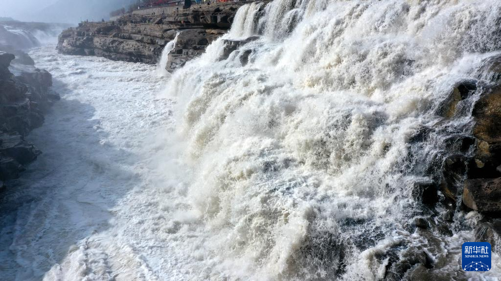 惊蛰时节 黄河壶口瀑布水量增大