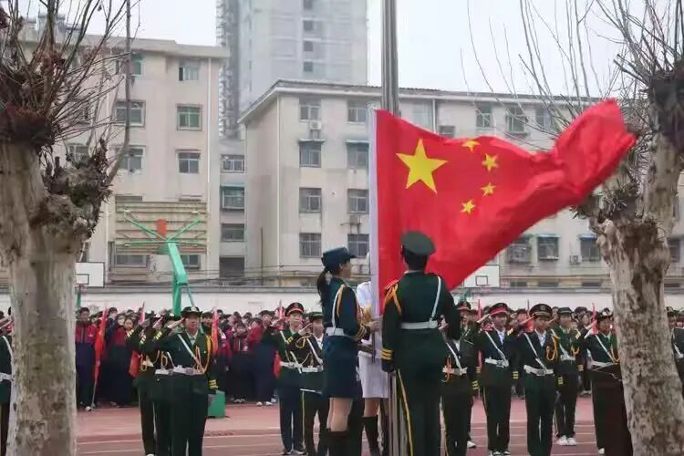 心怀朝阳 共启新程——驻马店市第六初级中学隆重举行新学期首次升旗仪式