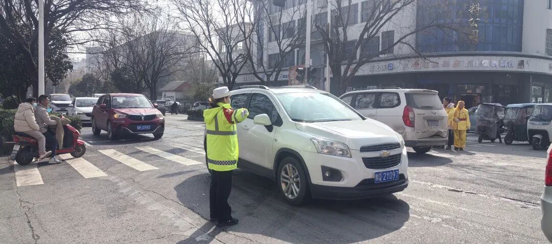 遂平交警哨声嘹亮守平安