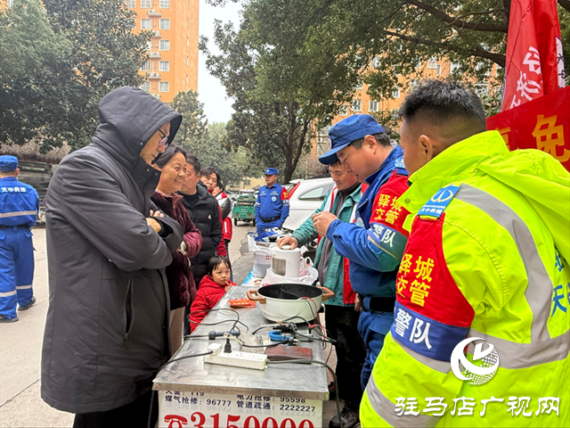 雷锋精神进社区 暖心服务到家门​