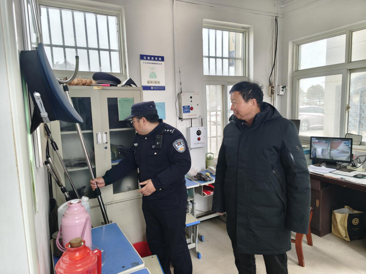 示范区公安分局护航春季开学