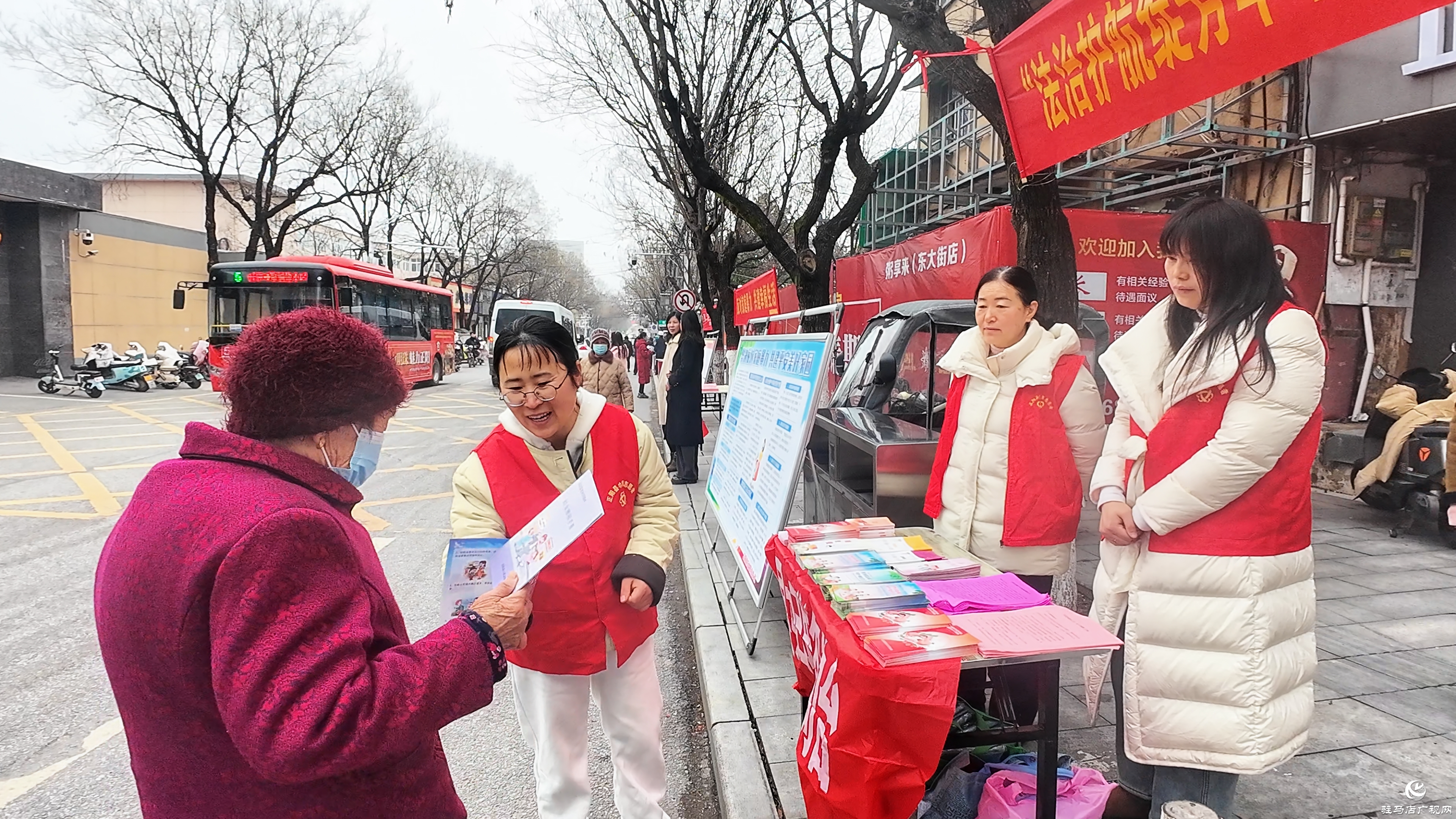 正阳县开展“三八”妇女维权周普法宣传活动