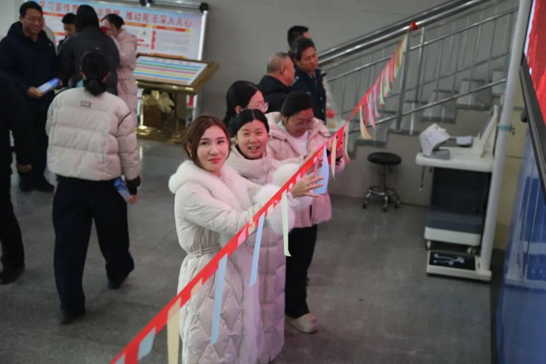 平舆检察：灯映检徽耀马年 法润元宵传文明