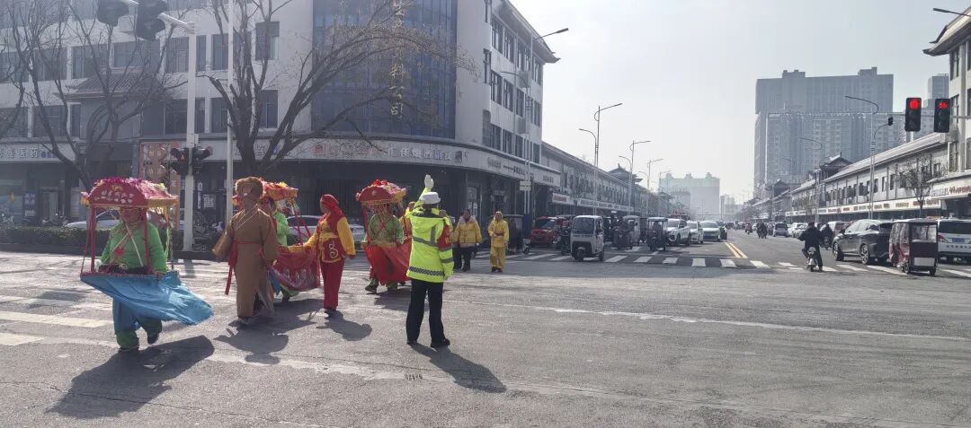 遂平交警哨声嘹亮守平安