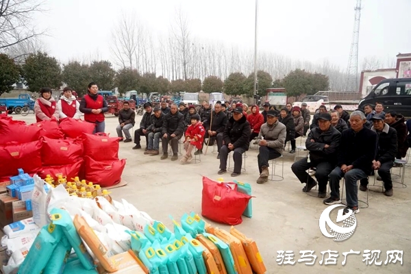 郑州市爱心粥铺雷锋团队赴平舆县万冢镇万寨村开展志愿服务活动