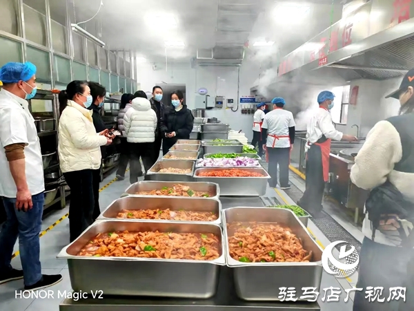 平舆一高举办“家校携手·食安同行”餐厅开放日活动搭建起家校沟通的坚实桥梁