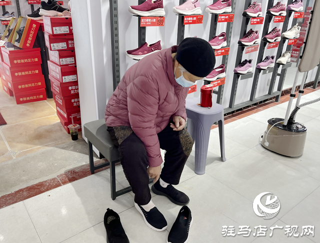 选购老人鞋有学问：不是越软越好 合脚舒适最关键