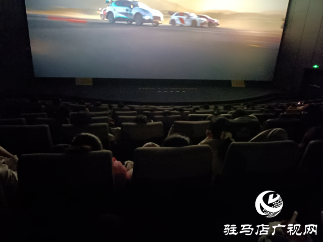  开发区妇联开展“三八”节主题观影活动