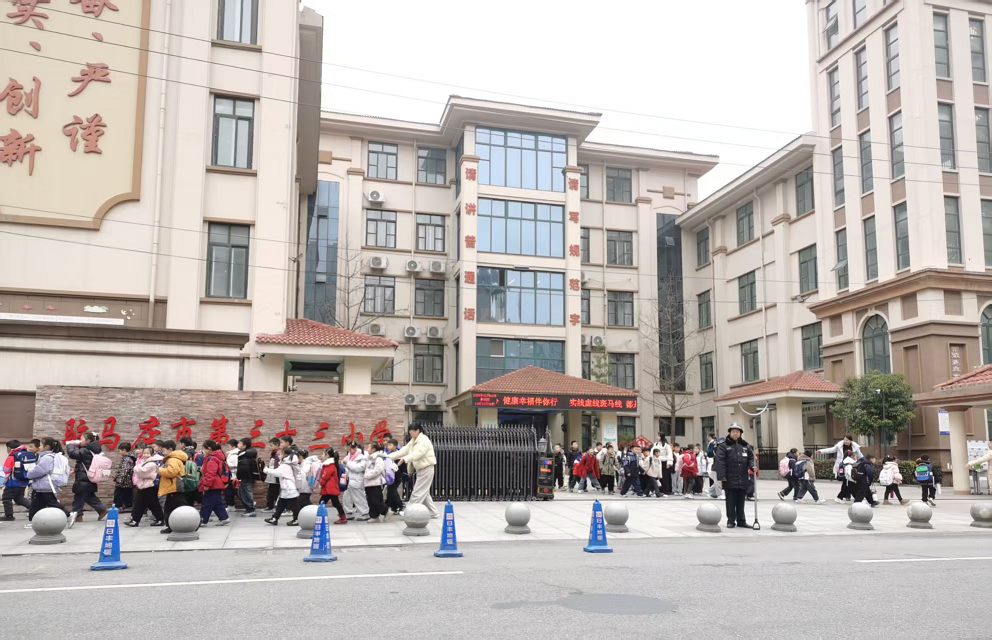 驻马店市第三十三小学开展2026春季“文明交通倡导”主题活动