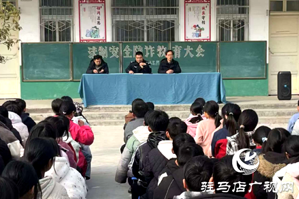 平舆县杨埠派出所组织民警走进杨埠一中开展“校园法制安全教育第一课”活动