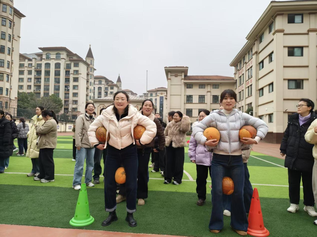  致敬女性力量，宠爱特别的“她”——驻马店市第三十三小学开展三八节教职工趣味运动会活动