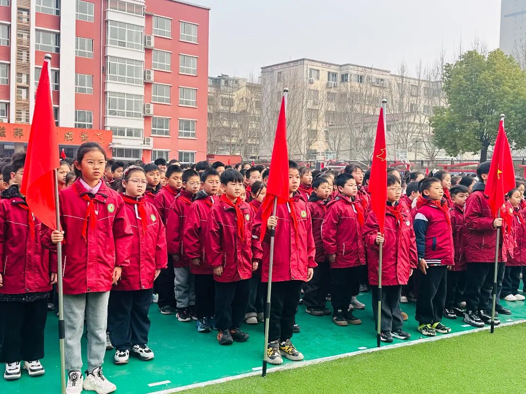  位卑未敢忘忧国以少年之姿筑强国----驻马店市第二十三小学2026年春季开学升旗仪式暨“思政第一课”