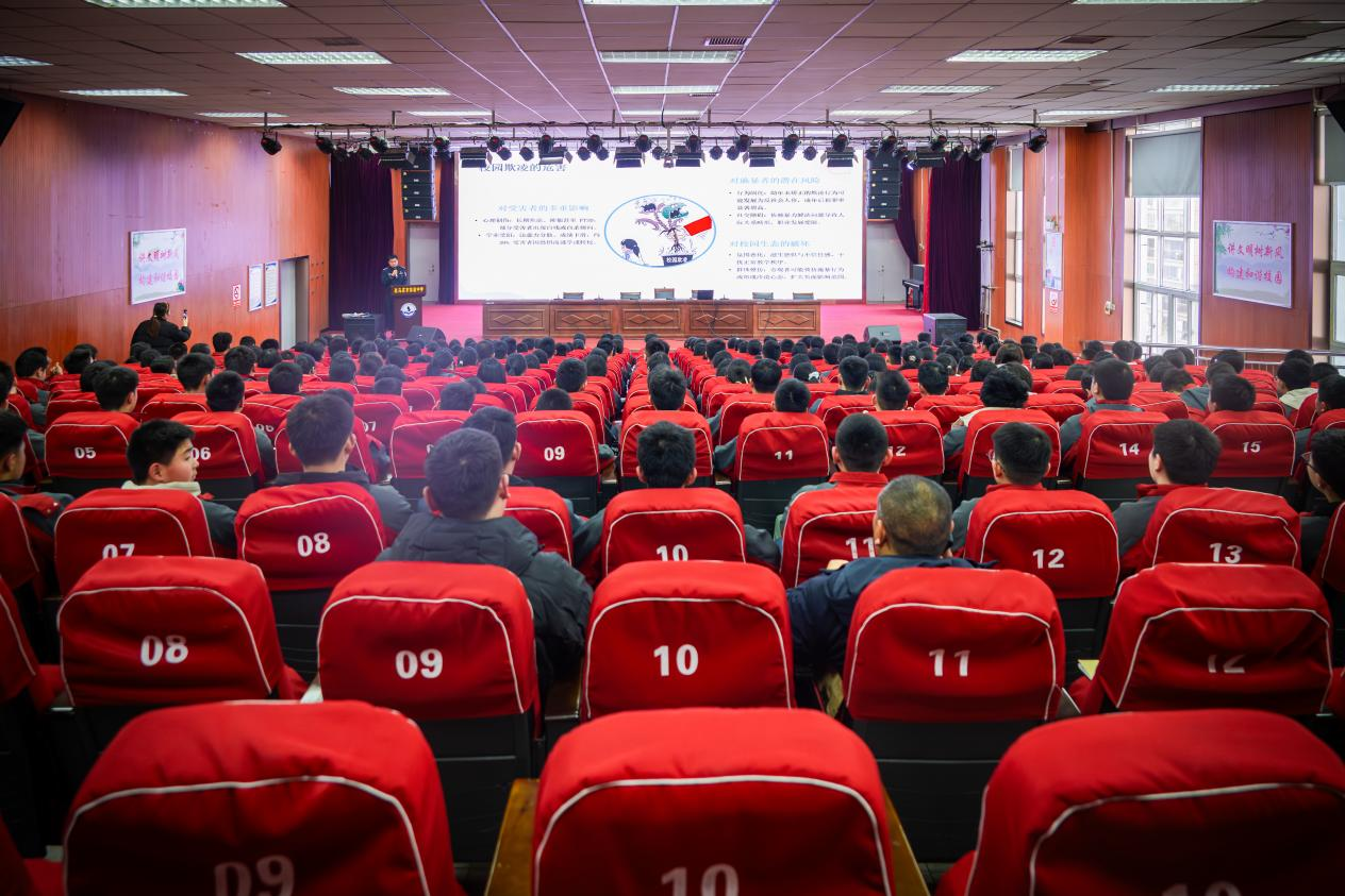 驻马店市公安局经开区分局开展法治宣传进校园活动