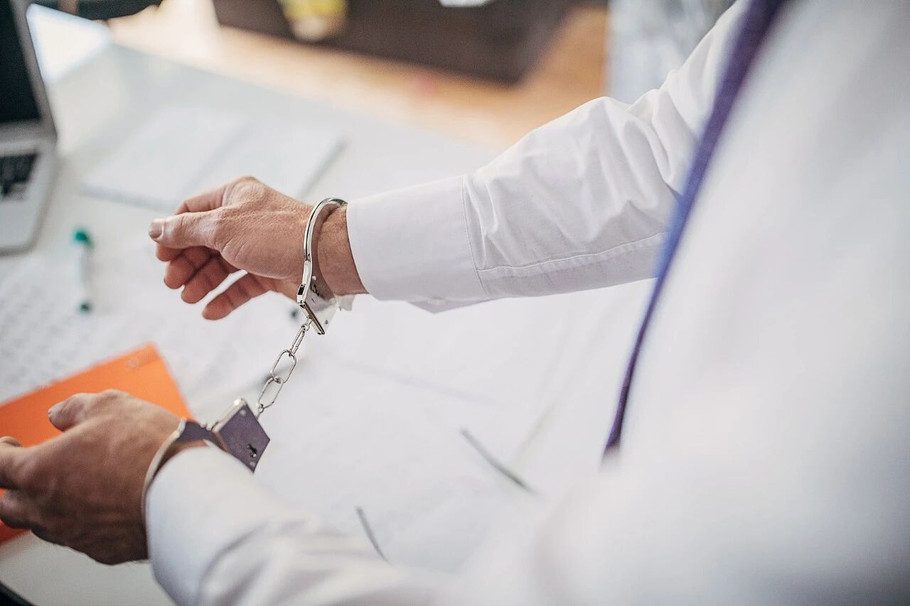 企图用国家秘密换绿卡 出境前被当场抓获 国安部最新披露