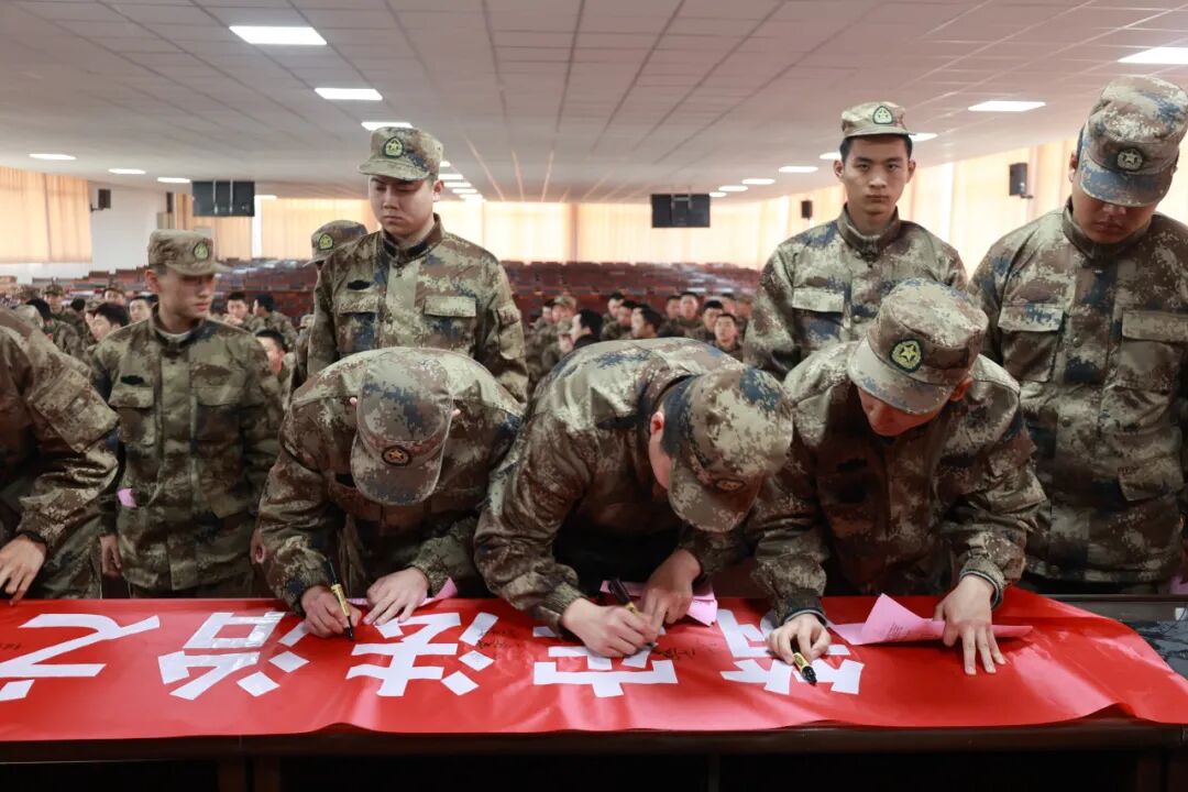 上蔡县人民检察院开展送法进军营活动