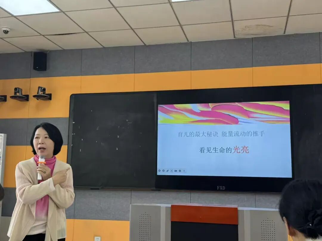  寻生命微光 做成全式教育——驻马店市第三十六小学开展教师心理成长培训活动