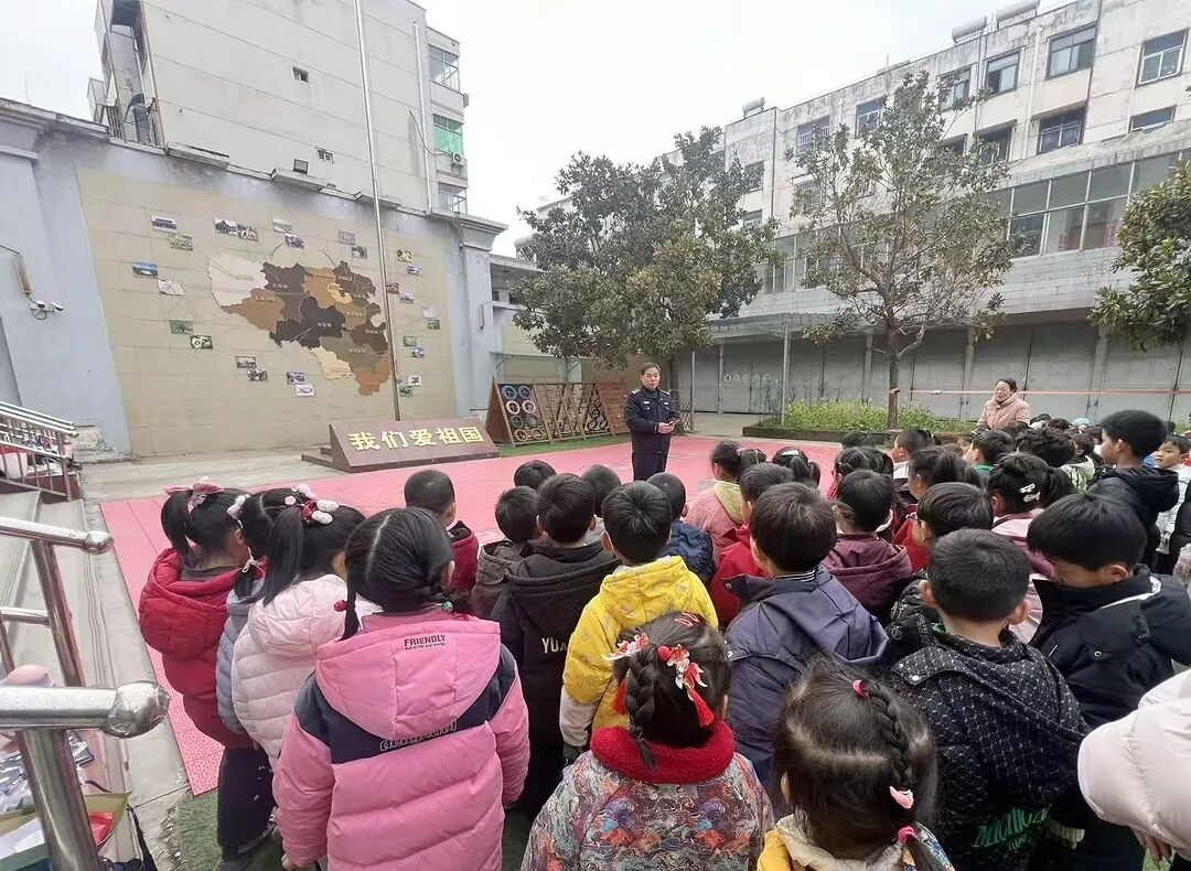 确山公安：法治护航开学季 平安守护伴成长