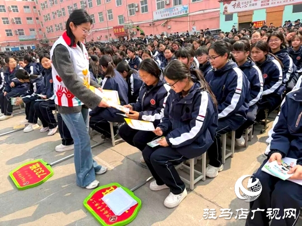 平舆县人民法院、县妇联2026年春季开学“第一堂法治课”走进平舆县二中