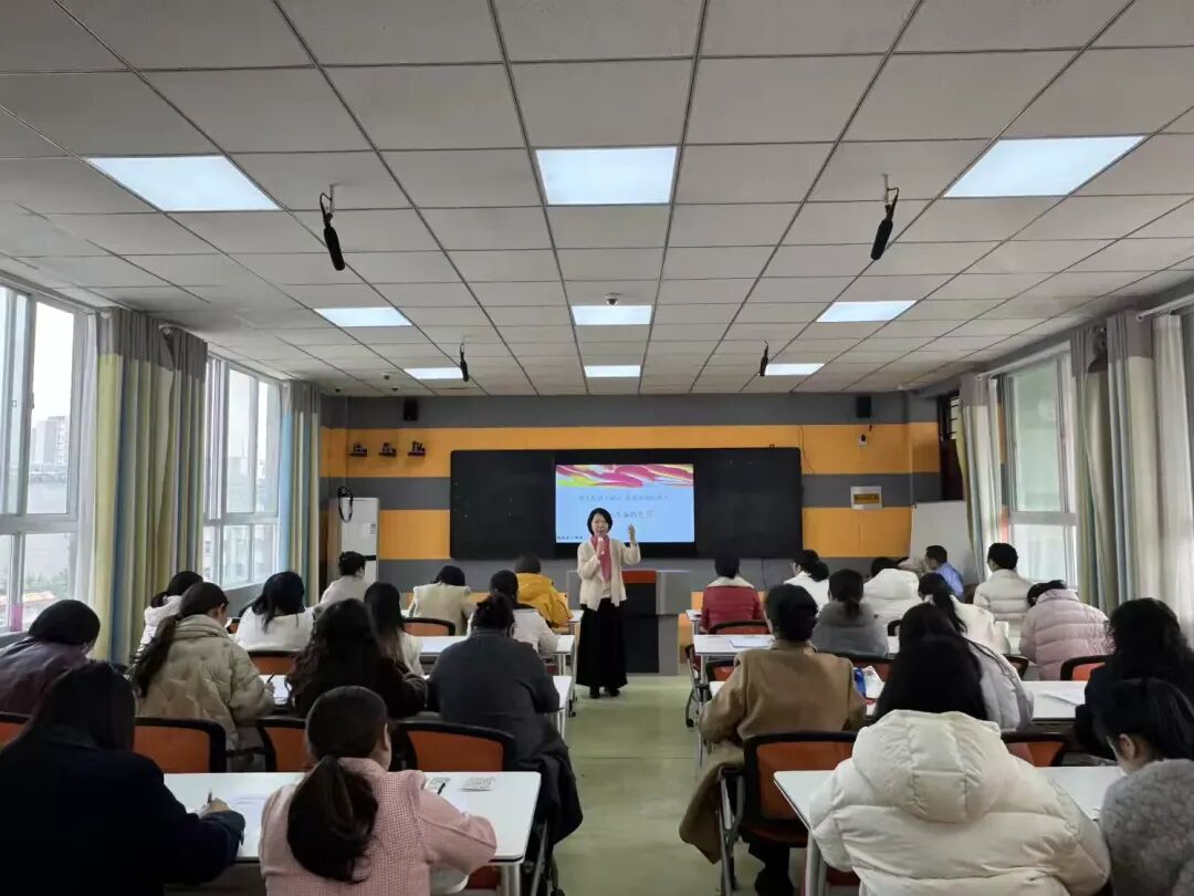  寻生命微光 做成全式教育——驻马店市第三十六小学开展教师心理成长培训活动