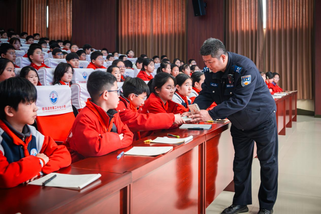 驻马店市公安局经济开发区分局： 法治进校园 平安伴成长